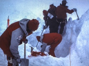 Rescuers search for missing sherpas
